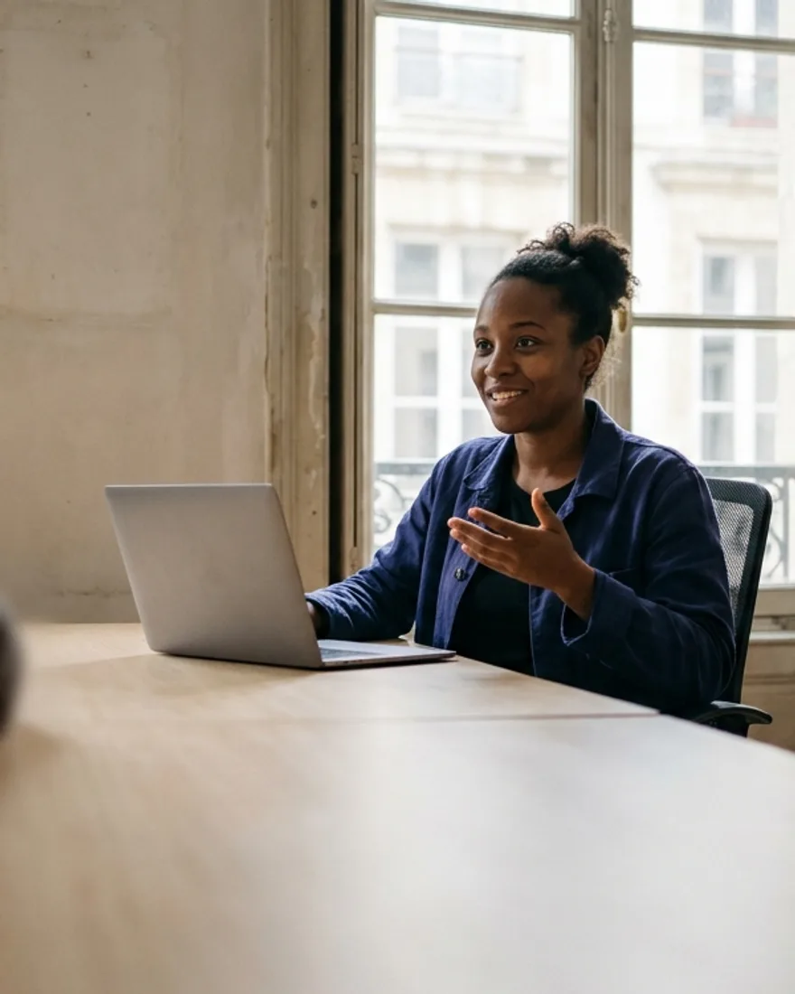 Consultante à son bureau, ordinateur ouvert